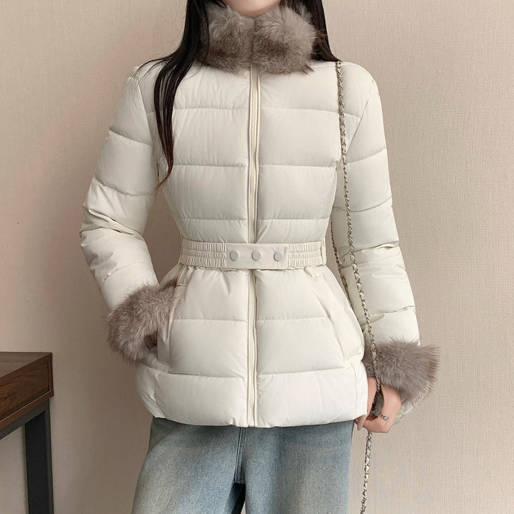 Dam nan skräddad thermal kort jacka med elastic midjebälte, faux fur krage och faux fur muddar