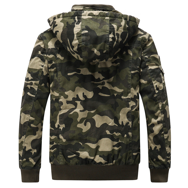 Herr isolerad med huva parka i Kamouflage Militär Stil med teddyfoder