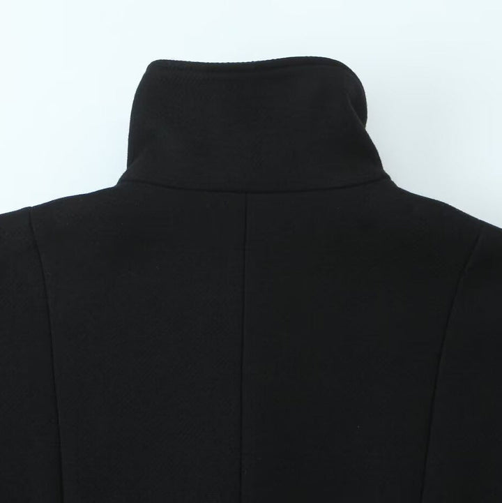 Dam kort ståkrage jacka med hidden knäppning, flap fickor, och clean boxy skärning