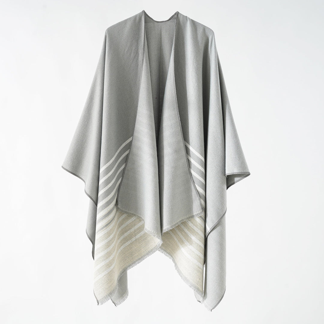 Dam oversized poncho med en boxy passform, featuring en diagonal stripe panel och finely fringed fåll.