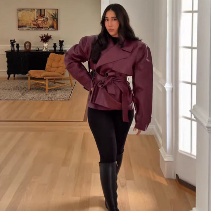 Dam skräddad kort trenchcoat med knytband och cape detail in vegan läderlook