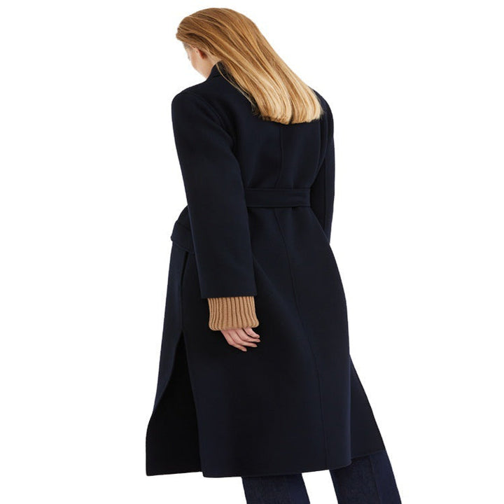 Dam lång kappa in a minimalistisk kappa dress look med dold double row och tyg bälte