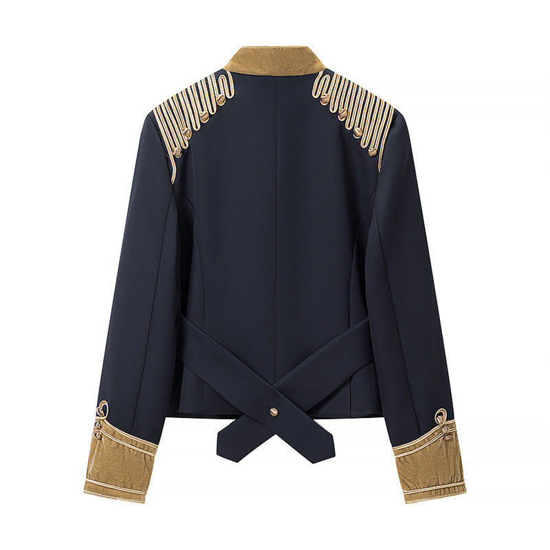 Dam Kort Militär-Inspired Jacka med Ståkrage, Decorative Cords, och Guld-Trimmed Muddar