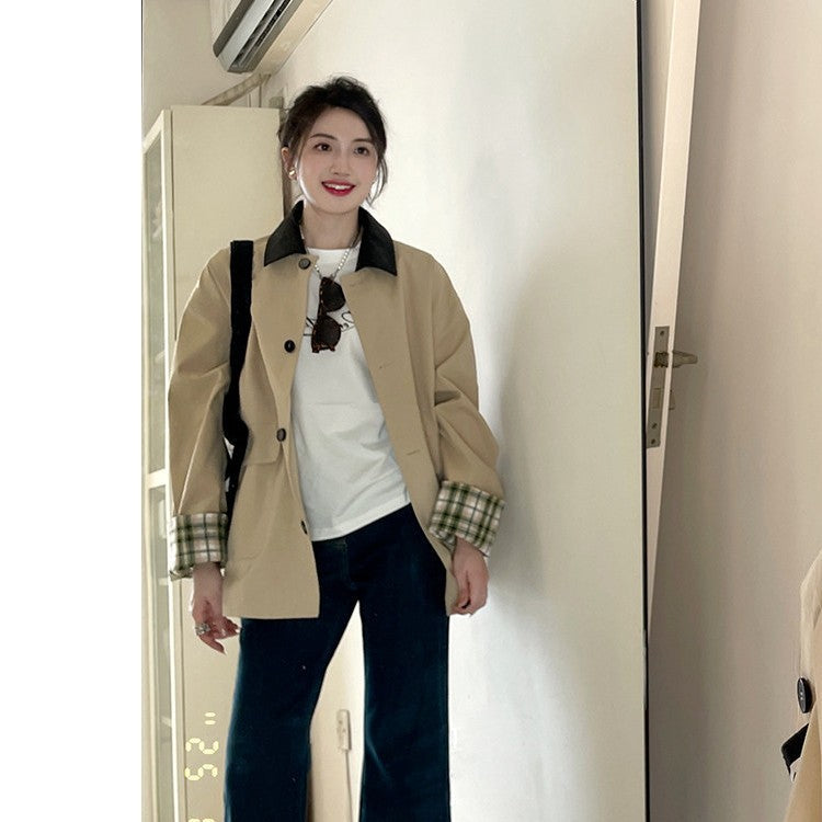 Dam kort trenchcoat in oversize skärning med kontrast krage och checked mudd