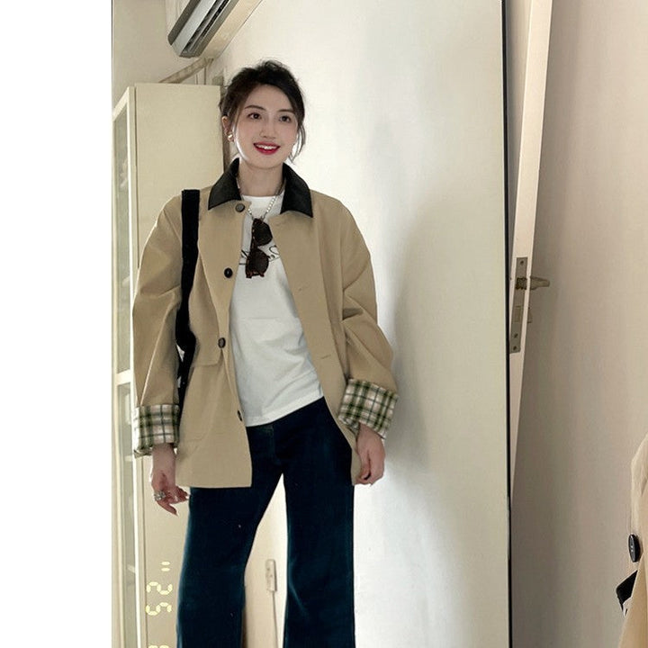 Dam kort trenchcoat in oversize skärning med kontrast krage och checked mudd