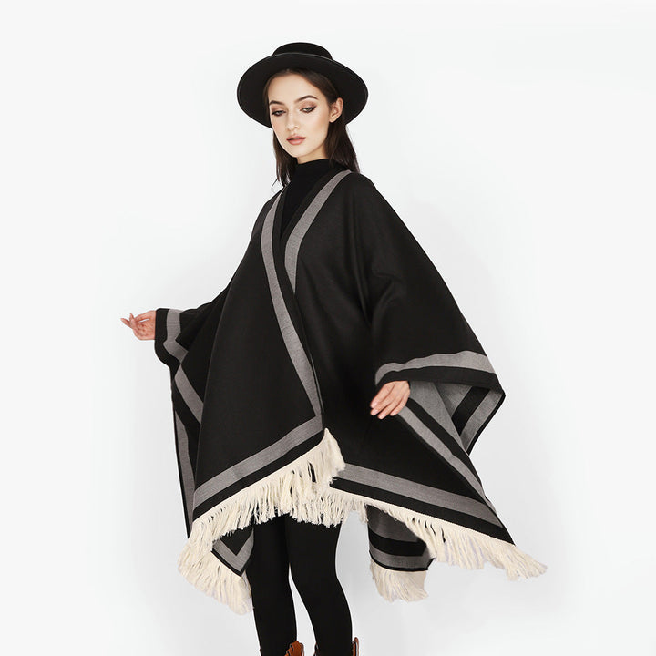 Dam quiltad oversized capeponcho i kimono skärning med kontrast kant och fransfåll