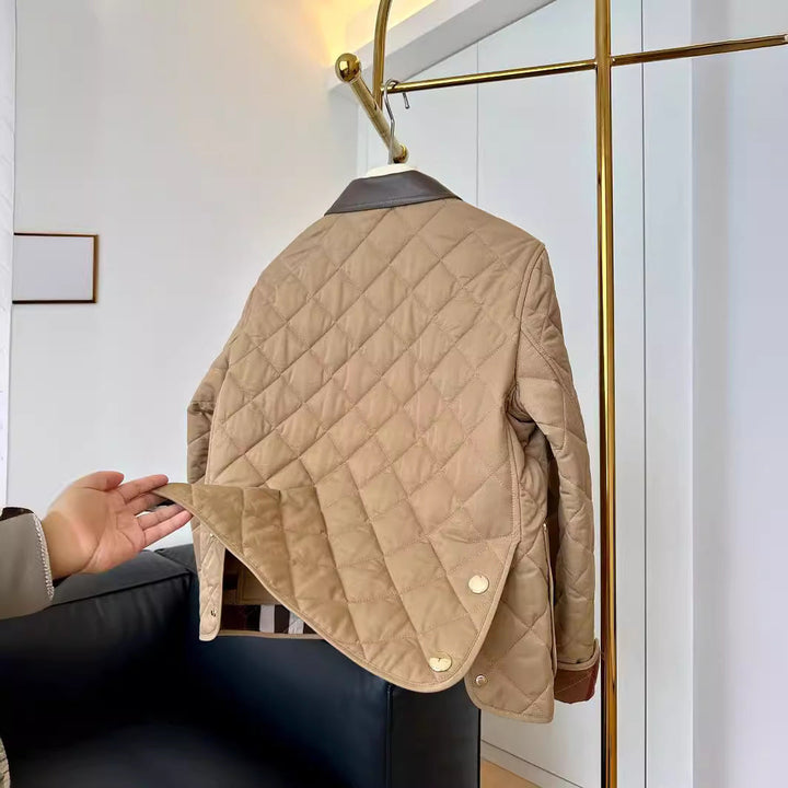 Dam modern kviltad jacka med elegant läder krage