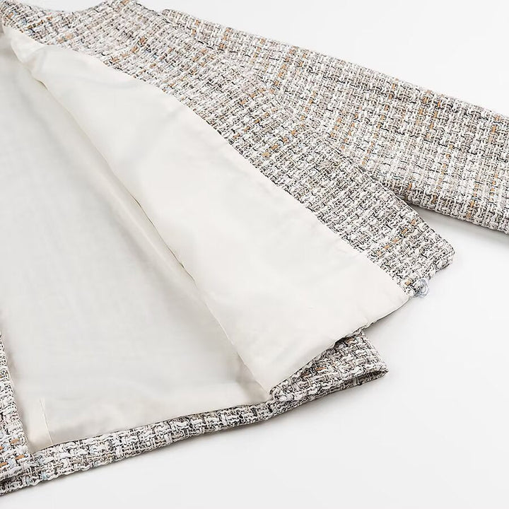 Dam kort jacka gjord bouclé tweed med a round neckline och dekorativ guldknappar