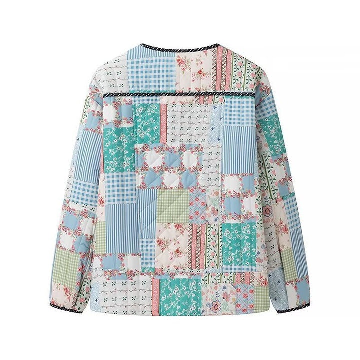 Dam kviltad patchwork jacka med round neckline, dekorativ trim och fram knappar