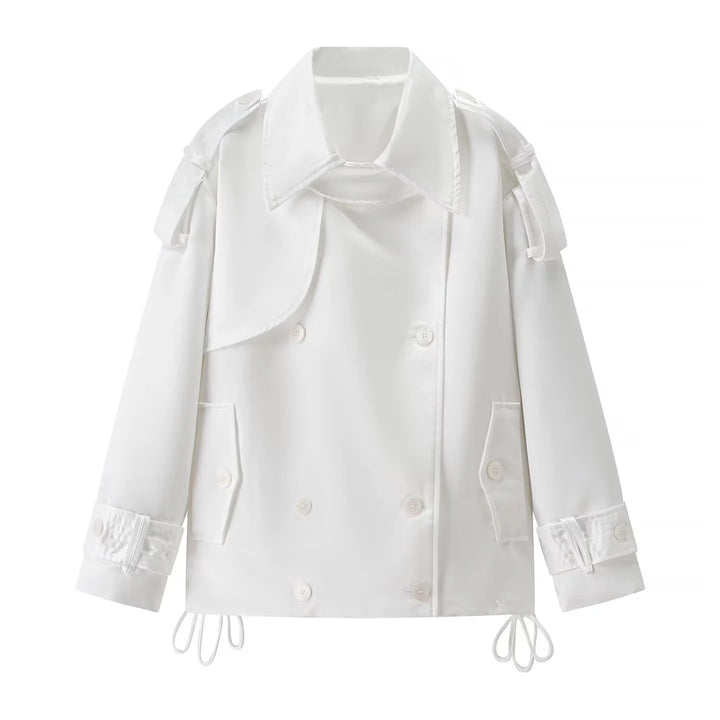 Dam kort double-breasted trenchcoat med axel flaps, adjustable fåll drawstring, och adjustable cuffs