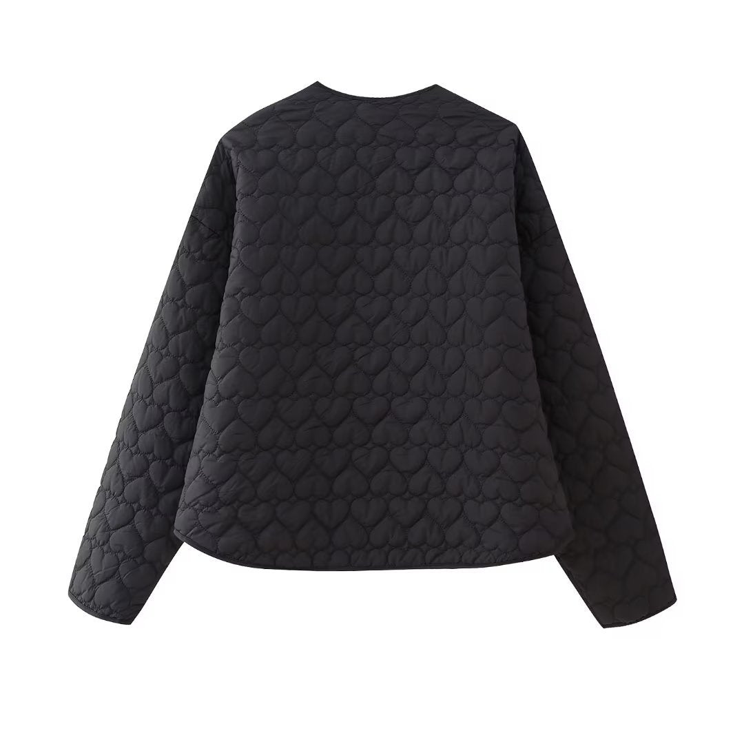Dam quiltad kort jacka med heart quiltning, round neckline och snap knäppning