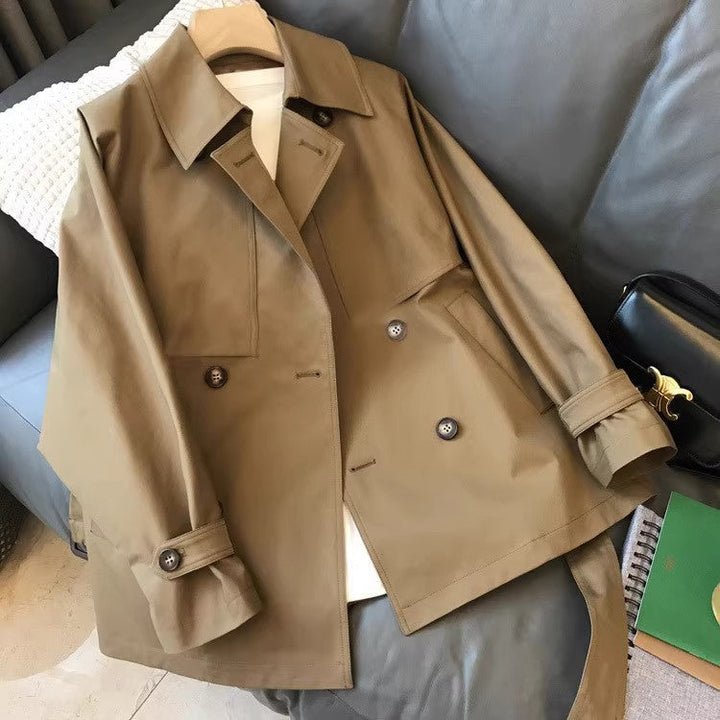 Dam kort skuren trenchcoat med Double-Breasted knappslå, Storm Flap och midjebälte