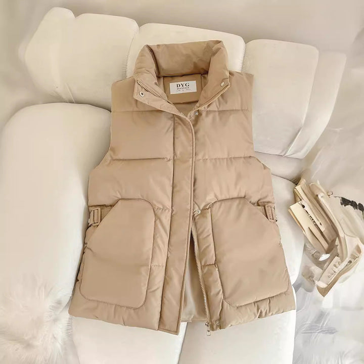 Dam vadderad sleeveless utilityväst med high ståkrage, stor flap fickor och side adjustment buckles