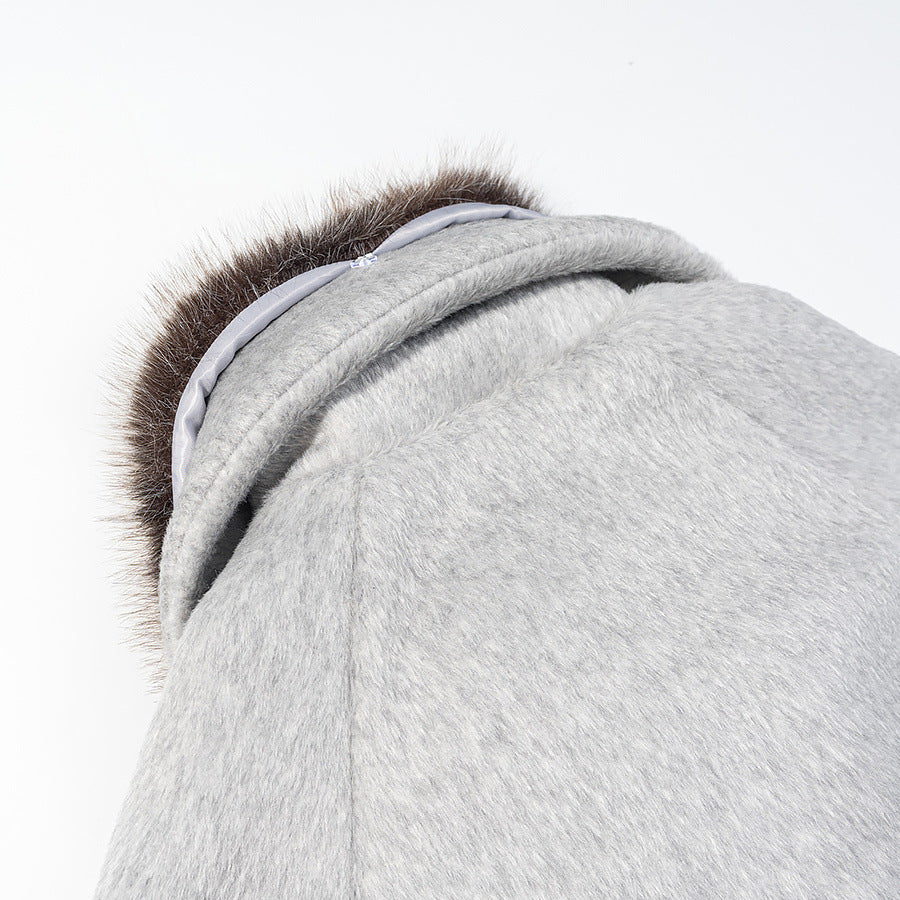 Dam kort jacka gjord faux fur in oversize skärning med voluminous faux fur krage