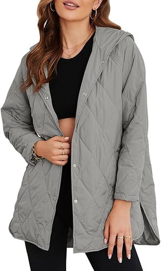 Dam kviltad med huva jacka med snap knappslå, sido slits, och medium length