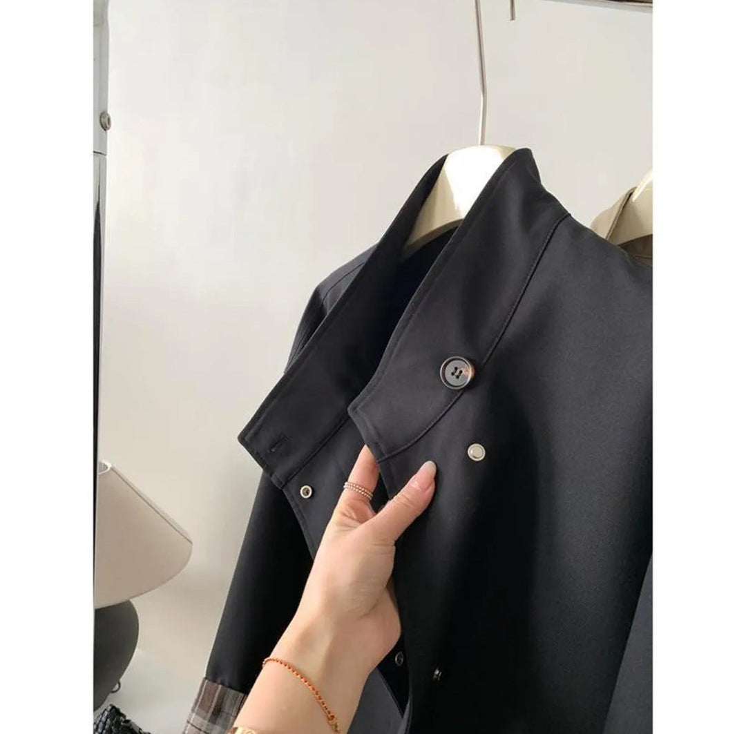 Dam kort trench med ståkrage, dold Snap Placket och Checked ärm Trim
