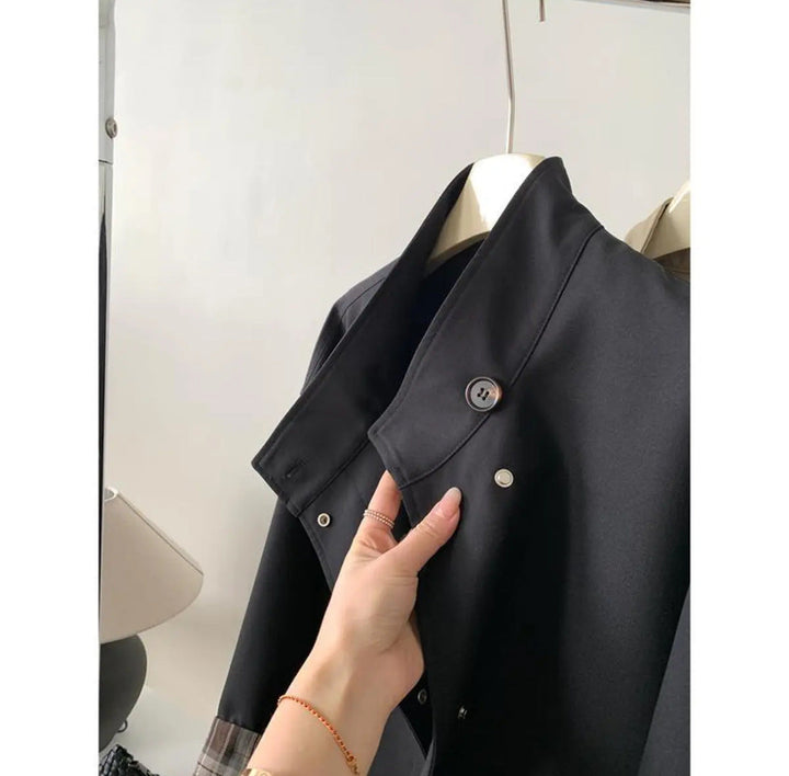 Dam kort trench med ståkrage, dold Snap Placket och Checked ärm Trim