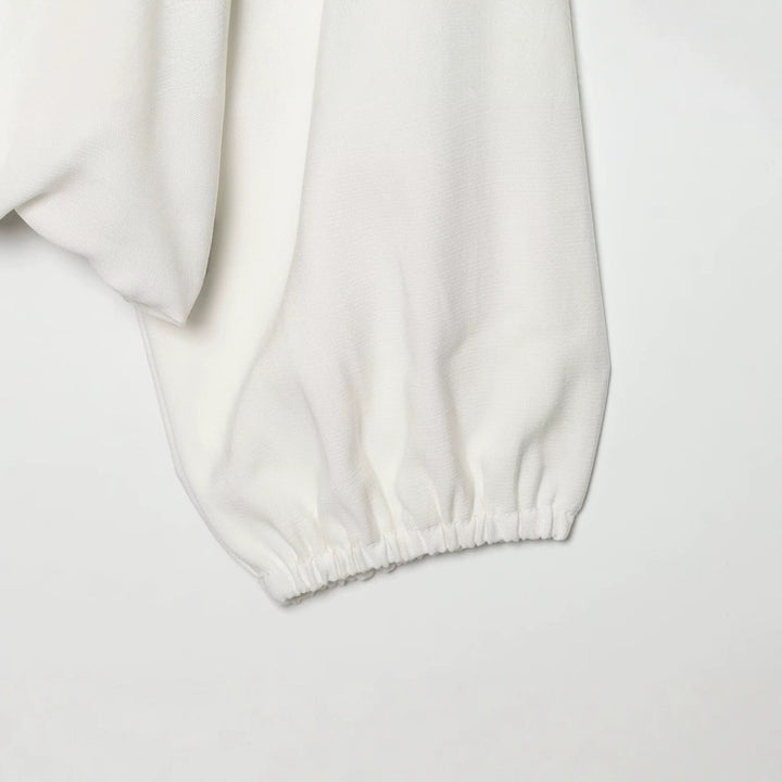 Dam lätt kort Windbreaker in boxig skärning med hög Funnel Neck och ärm Flap fickor