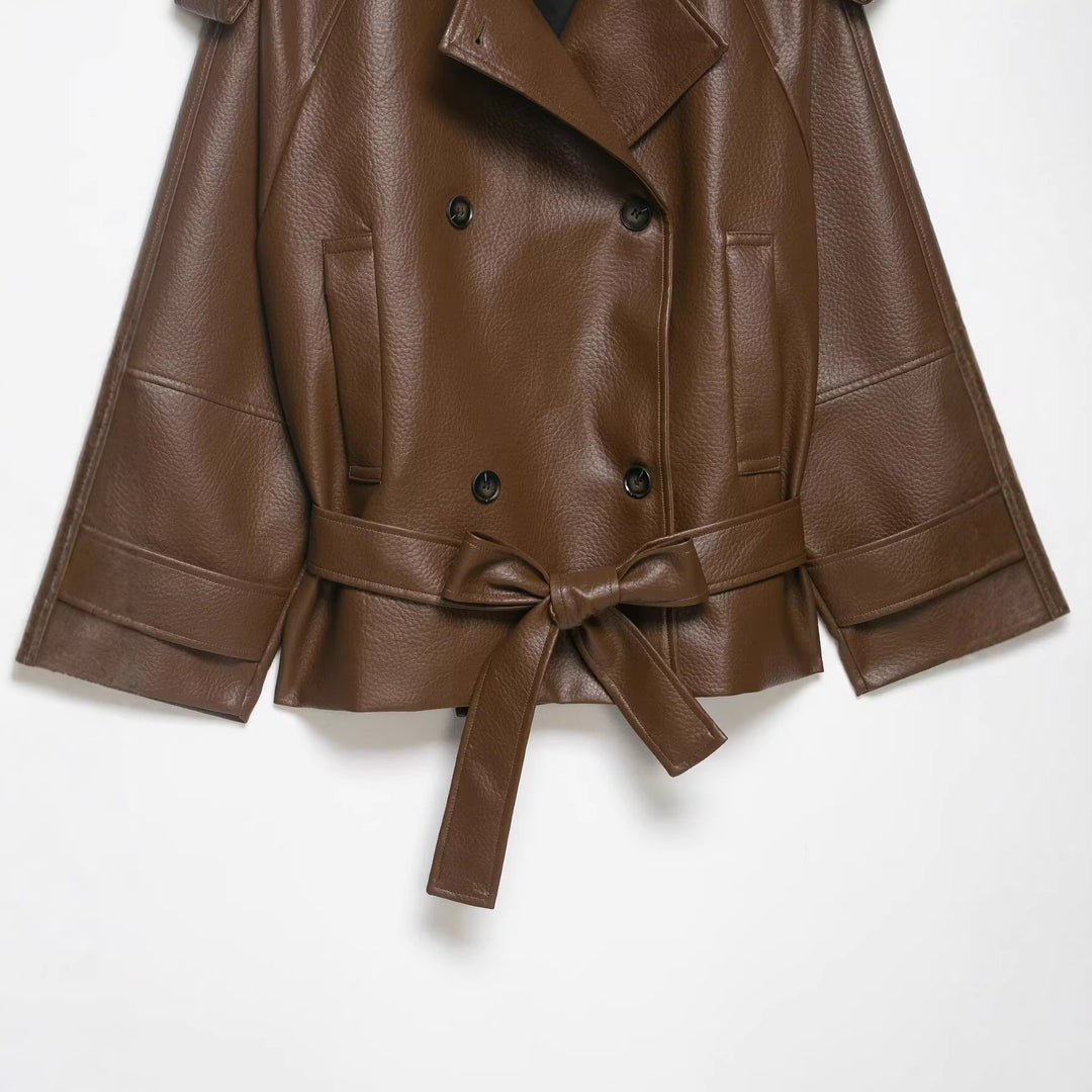 Dam Kort Trenchcoat i Läderlook med Double-Breasted Knapp Knäppning, Shoulder Epaulettes och Waist Belt