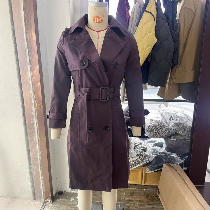 Dam figursydd trenchcoat med double-breasted knäppning, tie bälte och axel patches