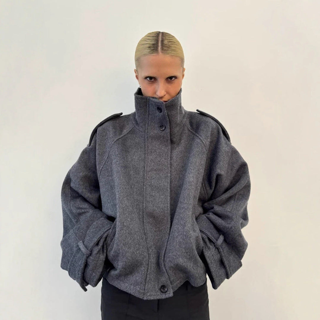 Dam kort skärning oversize ull jacka med hög ståkrage, shoulder flaps och justerbar ärm straps
