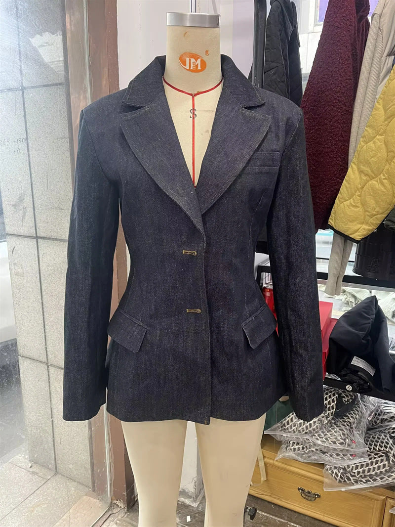 Dam figursydd denim blazer med en slim silhuett, princess seams och påsydda fickor