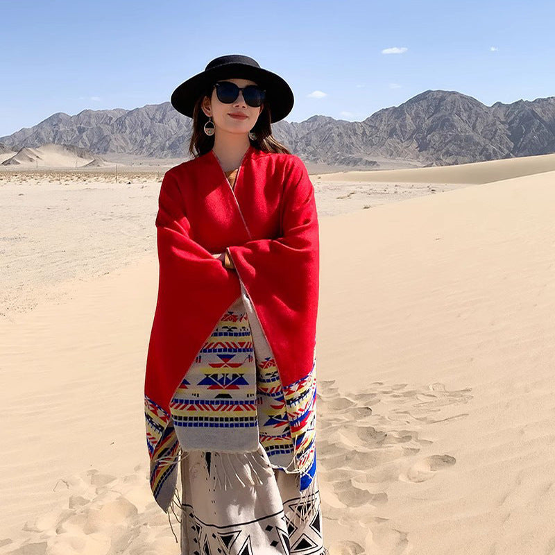 Dam Oversize Reversible poncho tillverkad av ullblandning med Ethno Jacquard och fransfåll