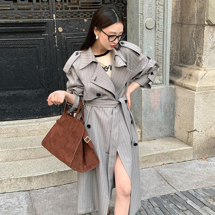 Dam lång Pinstripe trenchcoat med knytband Shoulder Straps och Flared fåll