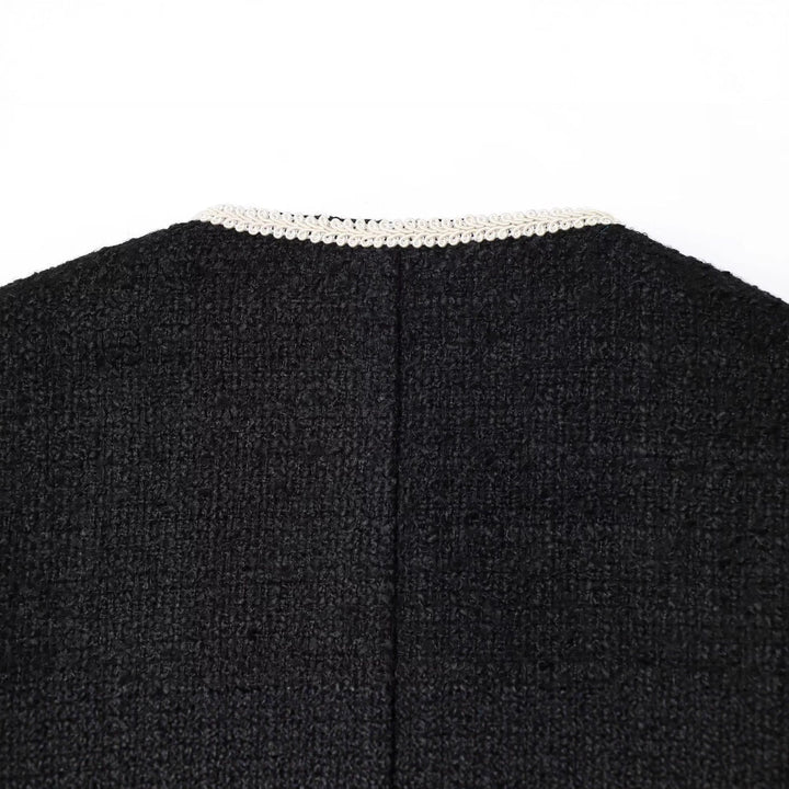 Dam klassisk Boucle jacka med kontrasterande piping och decorative knappar
