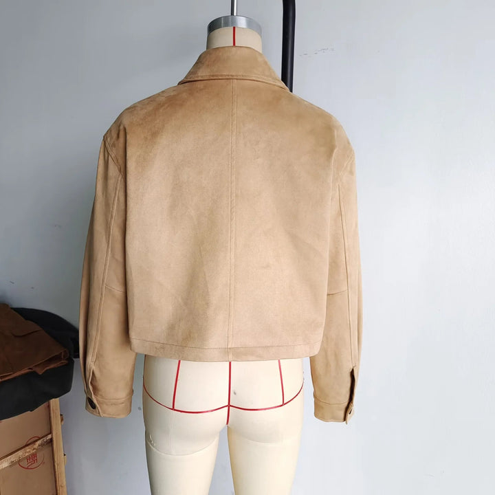 Dam kort oversized mocka imitation jacka med stor skjortkrage och påsydda fickor