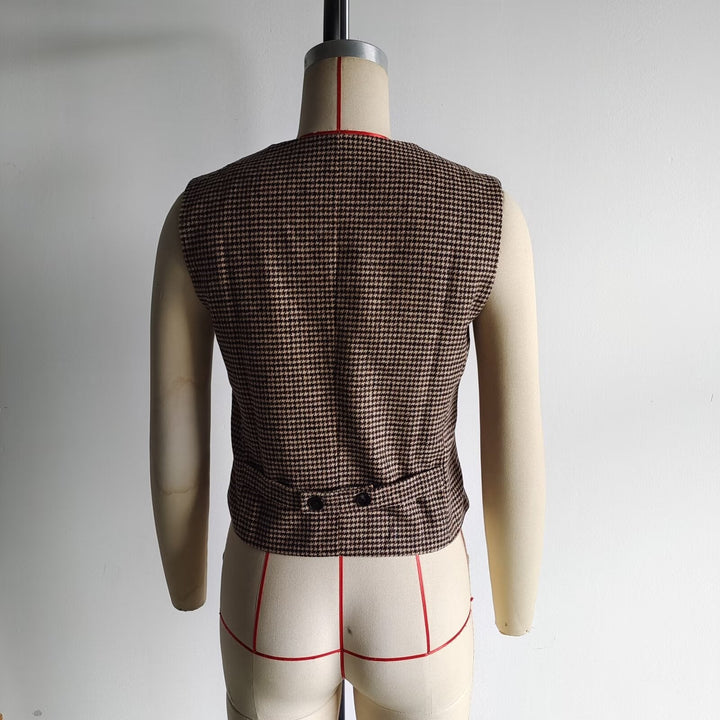 Dam figursydd houndstooth väst med V-neck och knäppning