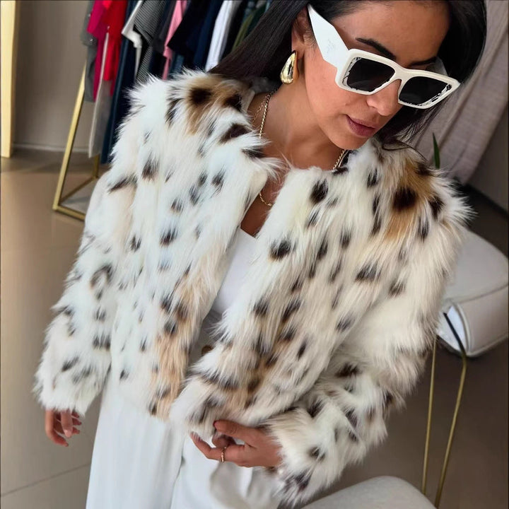 Dam kort fur jacka gjord faux fur med leopard tryck och boxy silhuett