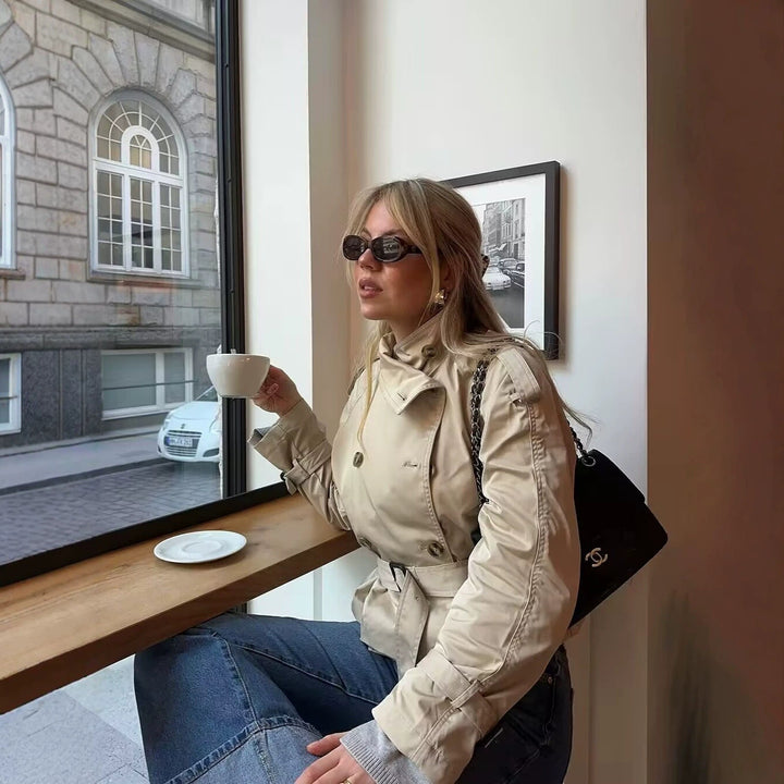 Dam stilren och elegant kort plaid trenchcoat