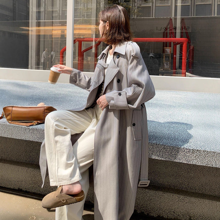 Dam elegant Maxi lång Pinstripe trench med Shoulder Pads och Gathered ärmar