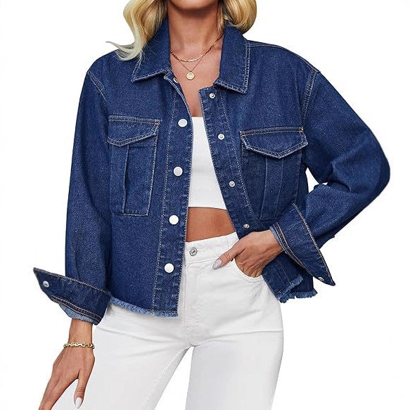Dam kort oversize denimjacka med raw fåll och patch bröstfickor