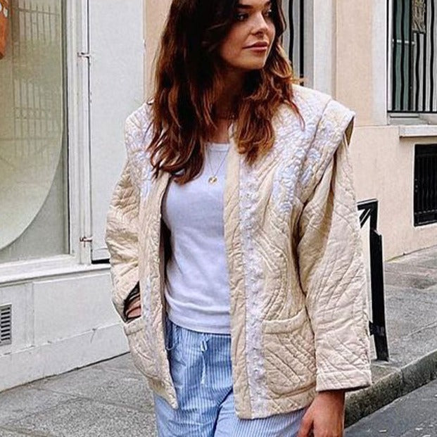 Dam quiltad jacka med floral embroidery kant, straight skärning och rund hals