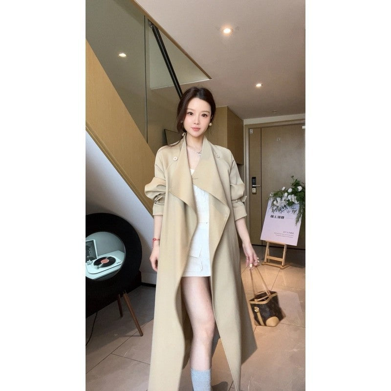 Dam oversize trenchcoat med midjebälte, slagkrage, och justerbar muddar