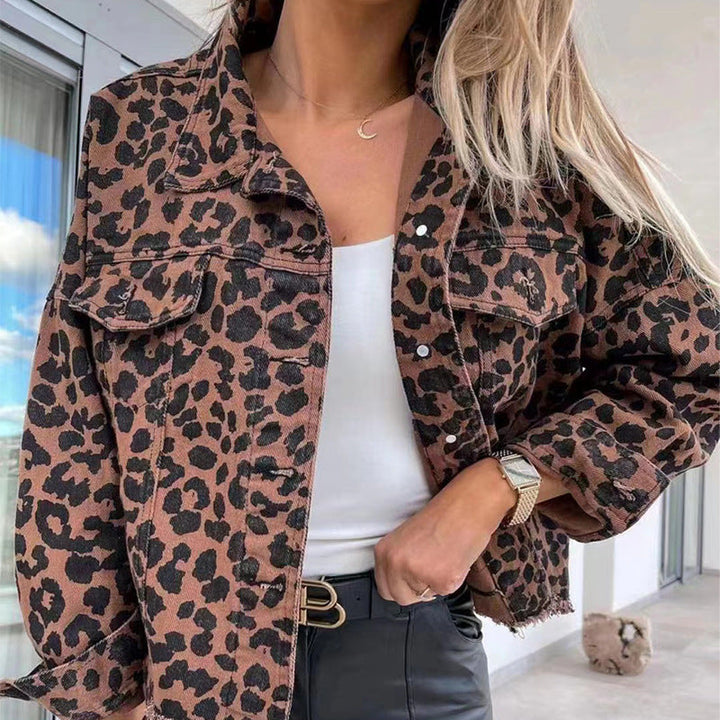 Dam Kort Oversized Denim Jacka med Leopardmönster, Lapp Bröst Fickor, och Raw Fåll