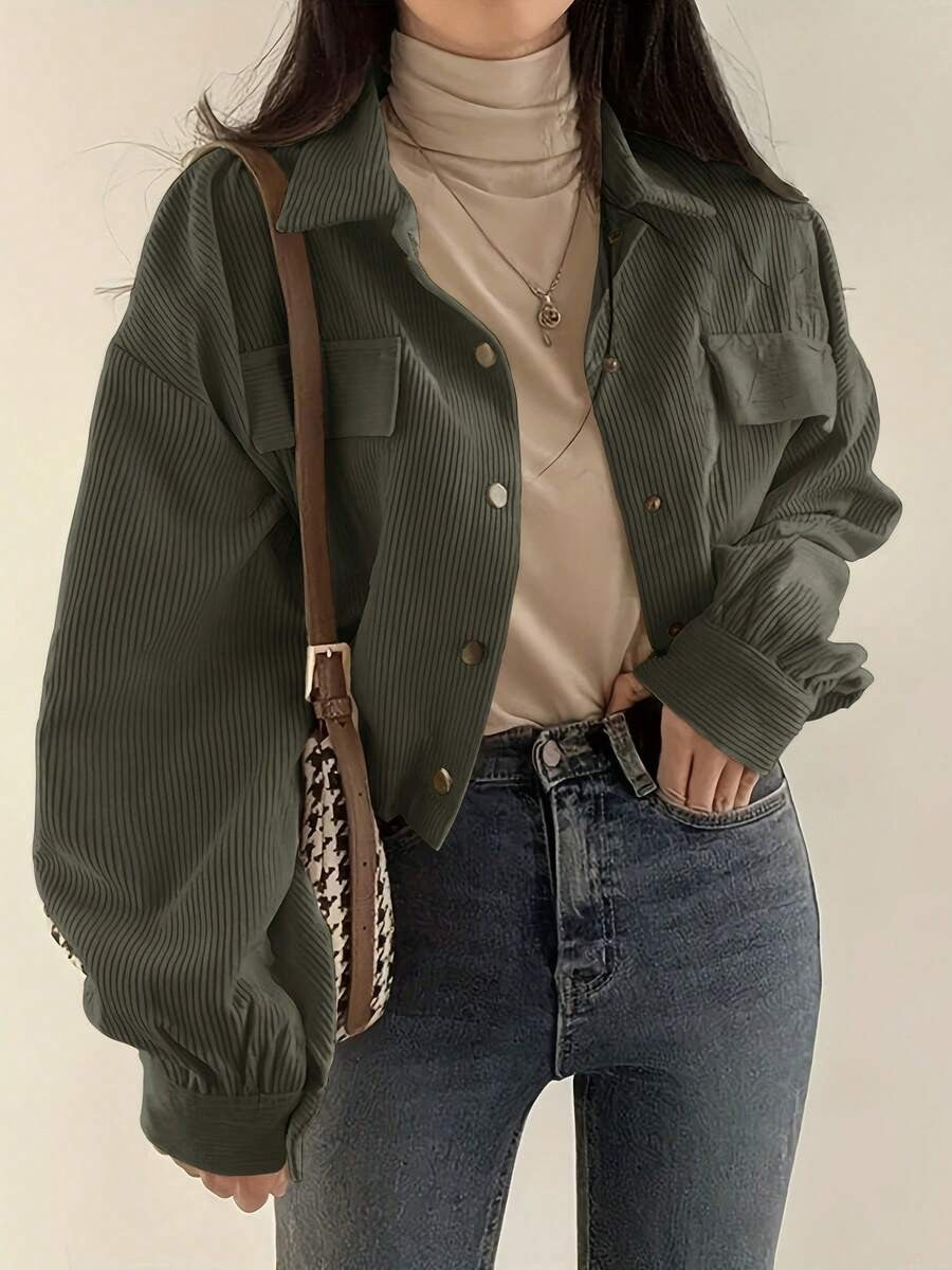 Dam Kort Overshirt Jacka Gjord av Fin Manchester med Tryckknapp Knappar, Bröst Flaps, och Voluminous Ärmar