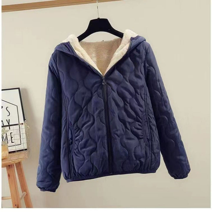 Dam quiltad hooded jacka med teddy foder, vadderad silhuett och decorative heart quiltning