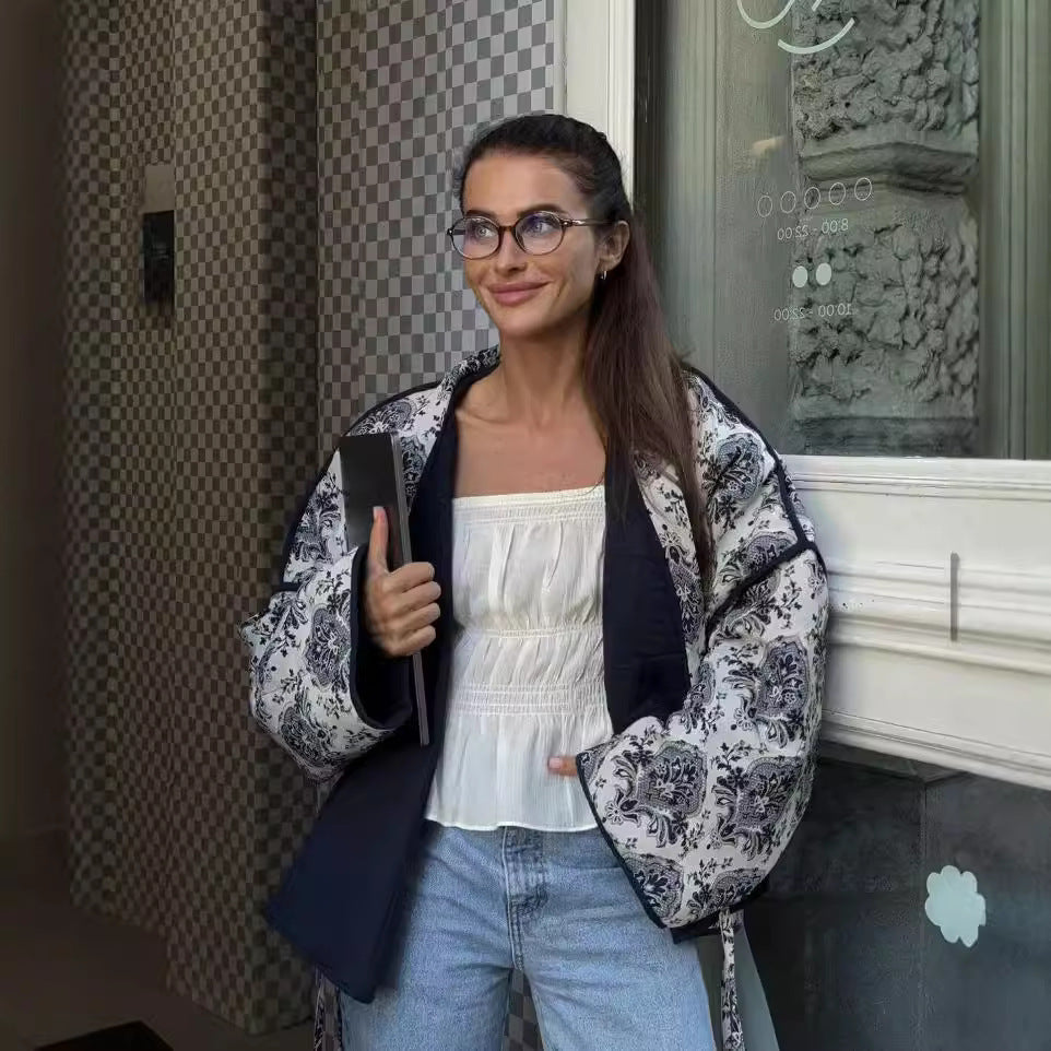 Dam vadderad kimono jacka med midjebälte och ornamental tryck