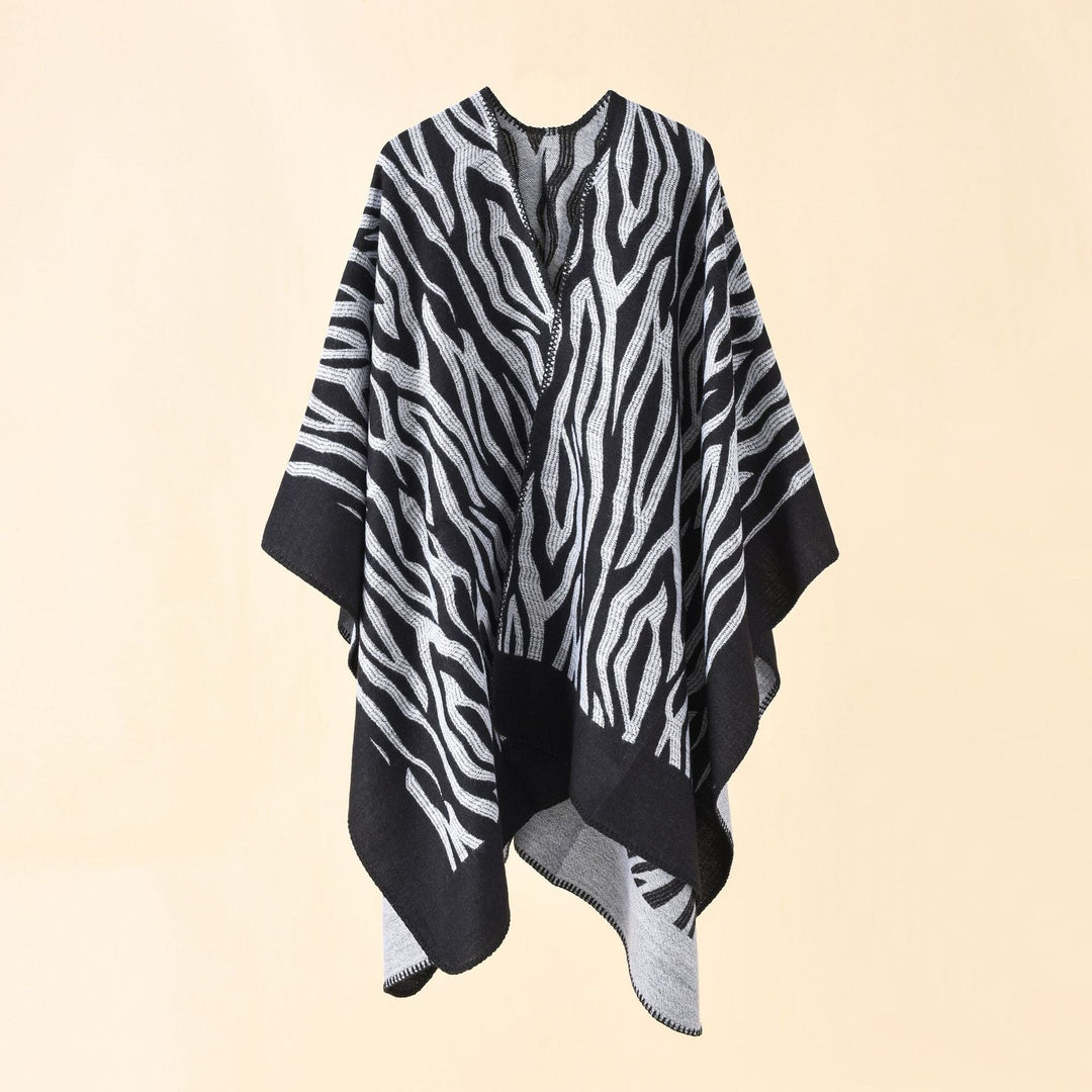 Dam Zebra Jacquard poncho Cape i oversized kimono passform tillverkad av mjuk fine stickad