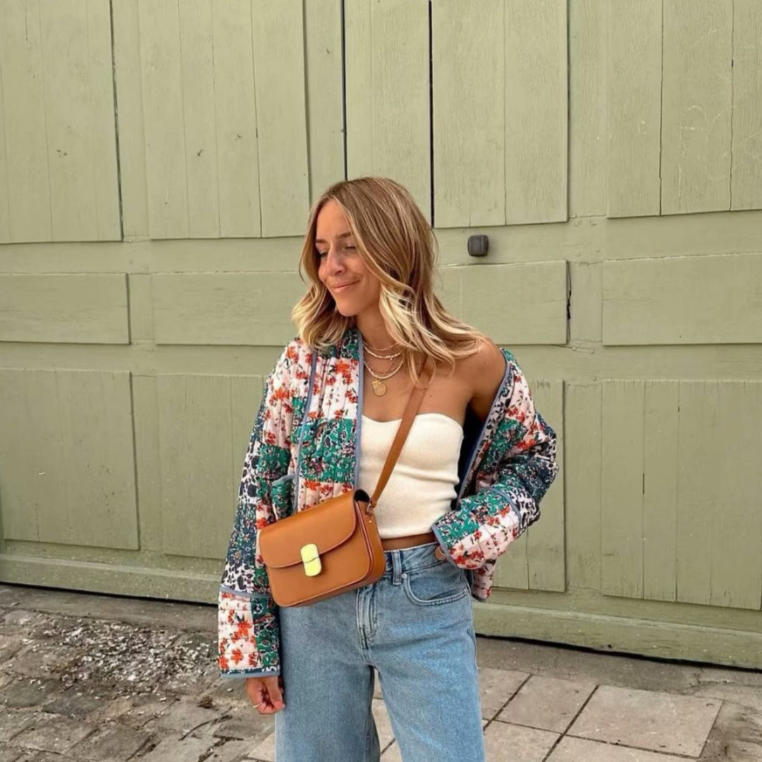 Dam Quiltad Patchwork Quiltad Jacka med Blommig Tryck, Open Kimono Silhuett och Patch Fickor