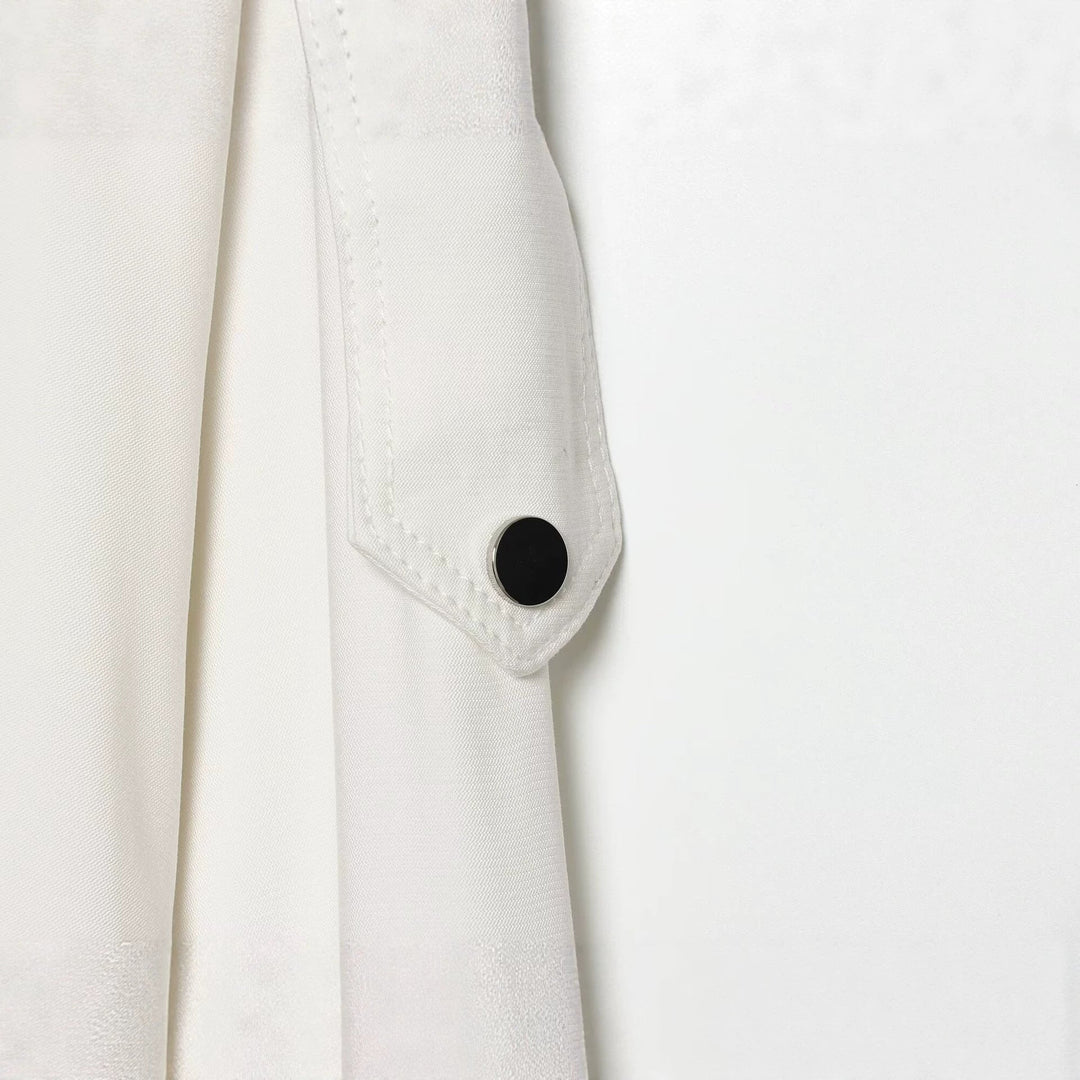 Dam lätt kort Windbreaker in boxig skärning med hög Funnel Neck och ärm Flap fickor