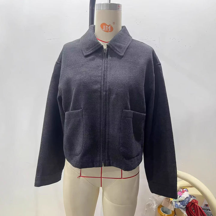 Dam figursydd cropped blousonjacka i skjortkrage stil med concealed dragkedja front och stor appliquéd fickor