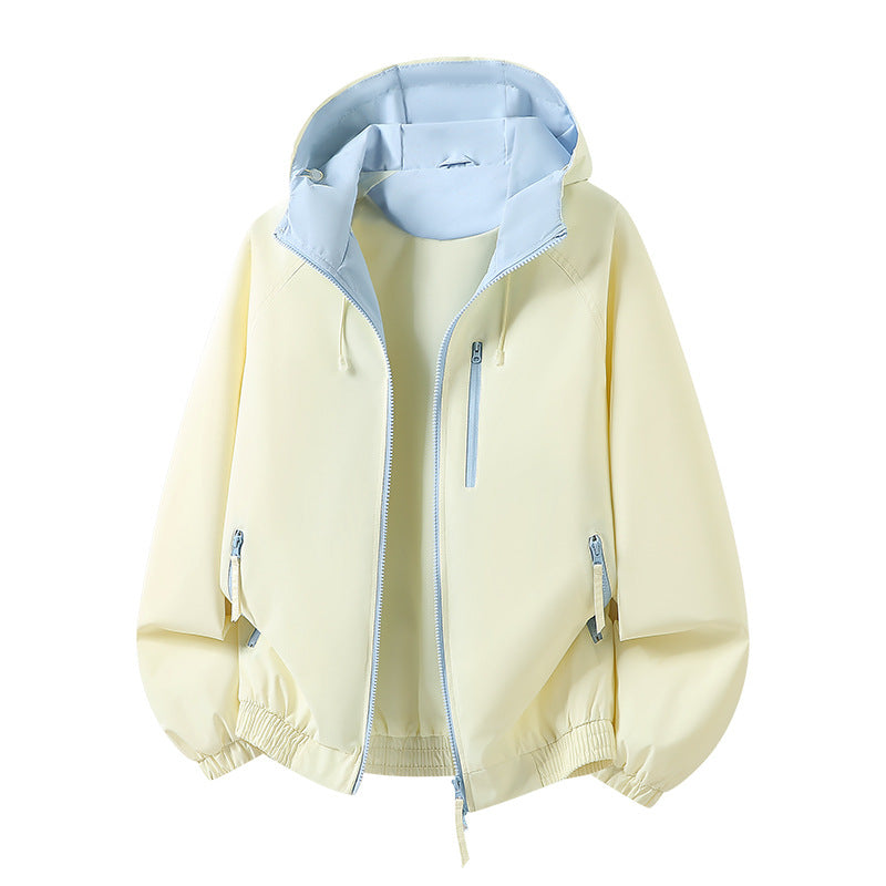 Dam lätt med huva shell jacka in urban look med kontrasterande foder, zippered fickor, och elastic fåll