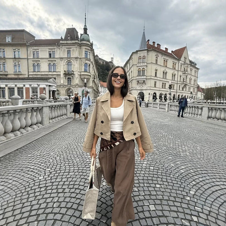 Dam kort Double-Breasted trenchcoat med vid Lapels, Epaulettes och boxig skärning