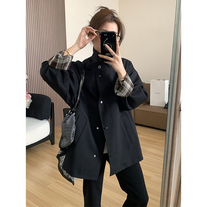 Dam kort trenchcoat in oversize boxig skärning med standing krage och rutig ärm turn-up