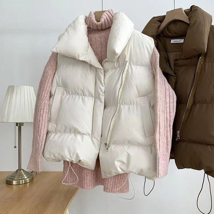 Dam kort vadderad quiltad väst med high sjalkrage och adjustable drawstring fåll
