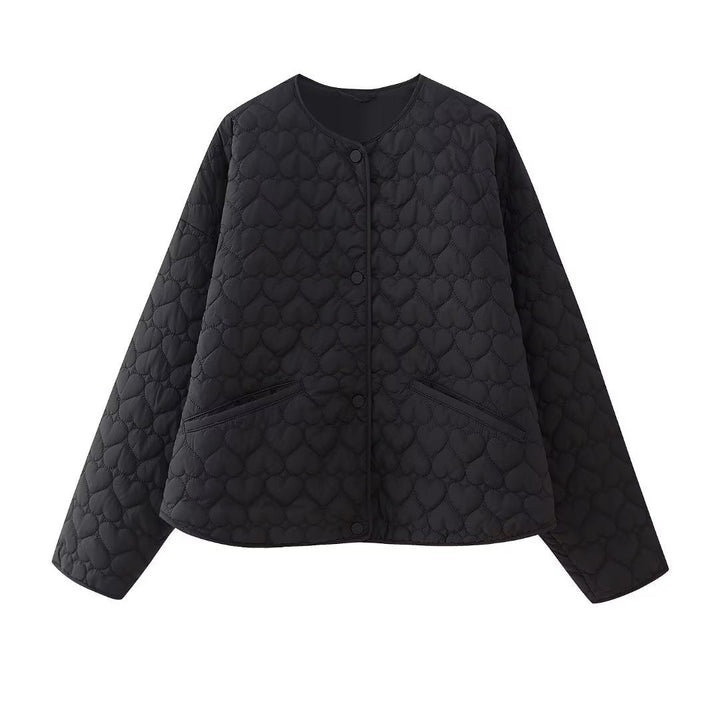 Dam quiltad kort jacka med heart quiltning, round neckline och snap knäppning